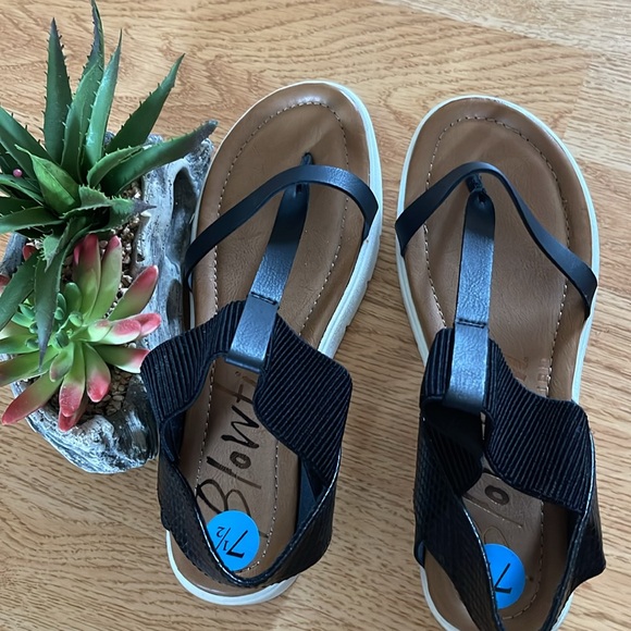 New without tag sandals, perfect for the summer. - Picture 4 of 5